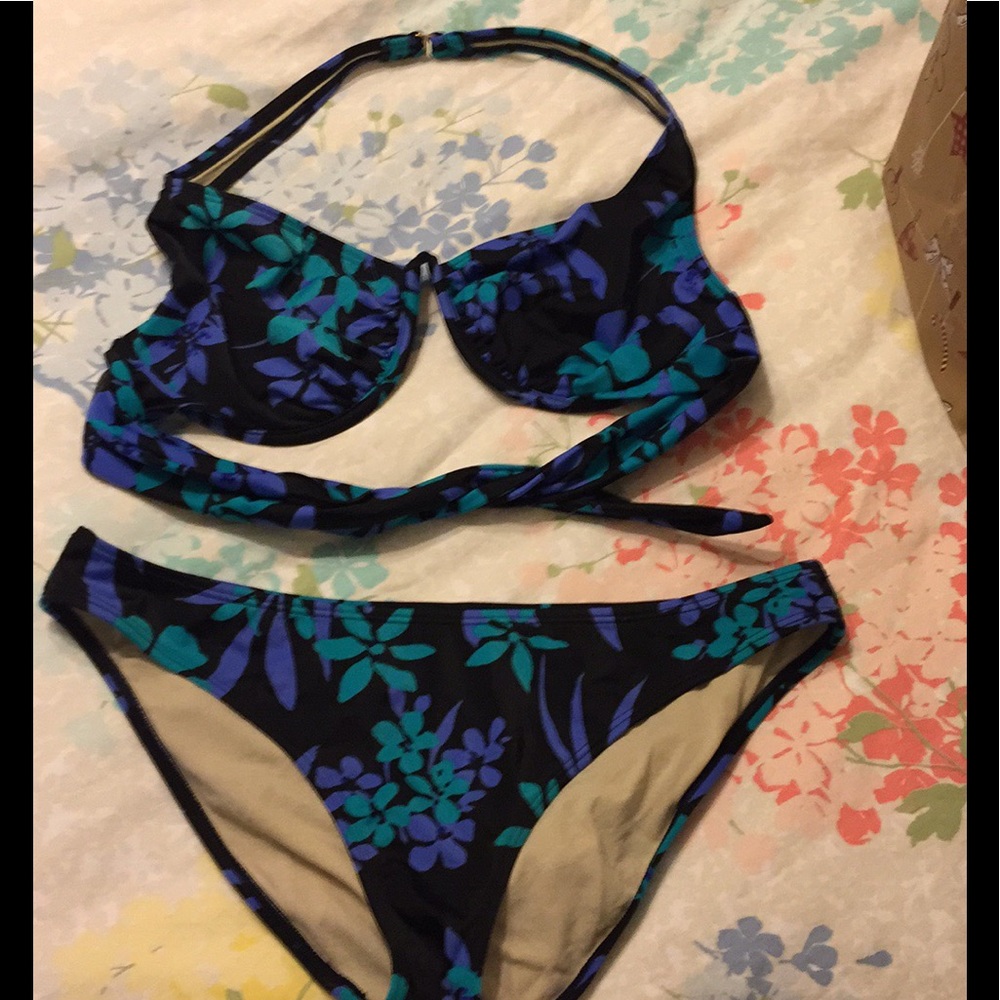 Victoria’s Secret halter bikini 38DD top/L bottom
